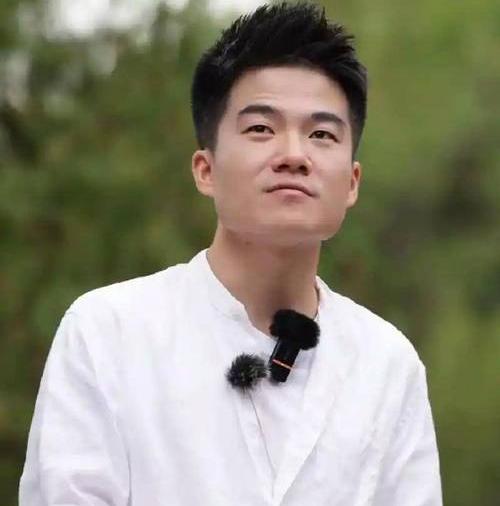 董宇辉连发4条阅兵现场动态
终于明白为什么大家都喜欢董宇辉了
不是他敬佩他学识渊