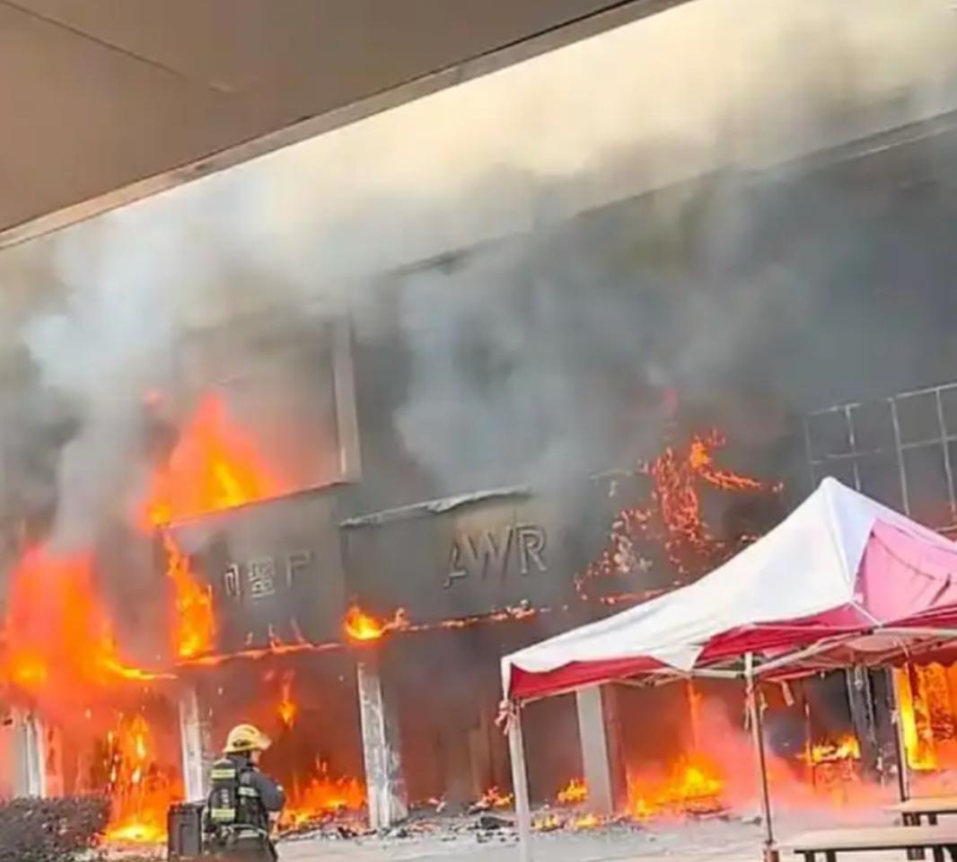 湖南株洲一步行街突发火灾
3月14日上午，湖南株洲市攸县一步行街突发火情，多家商