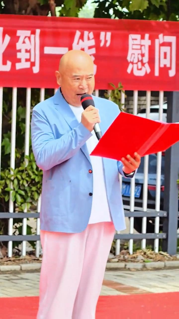 艺暖一线。
他们正冒着敌人的炮火前进。我知道他们共同的名字叫英雄。