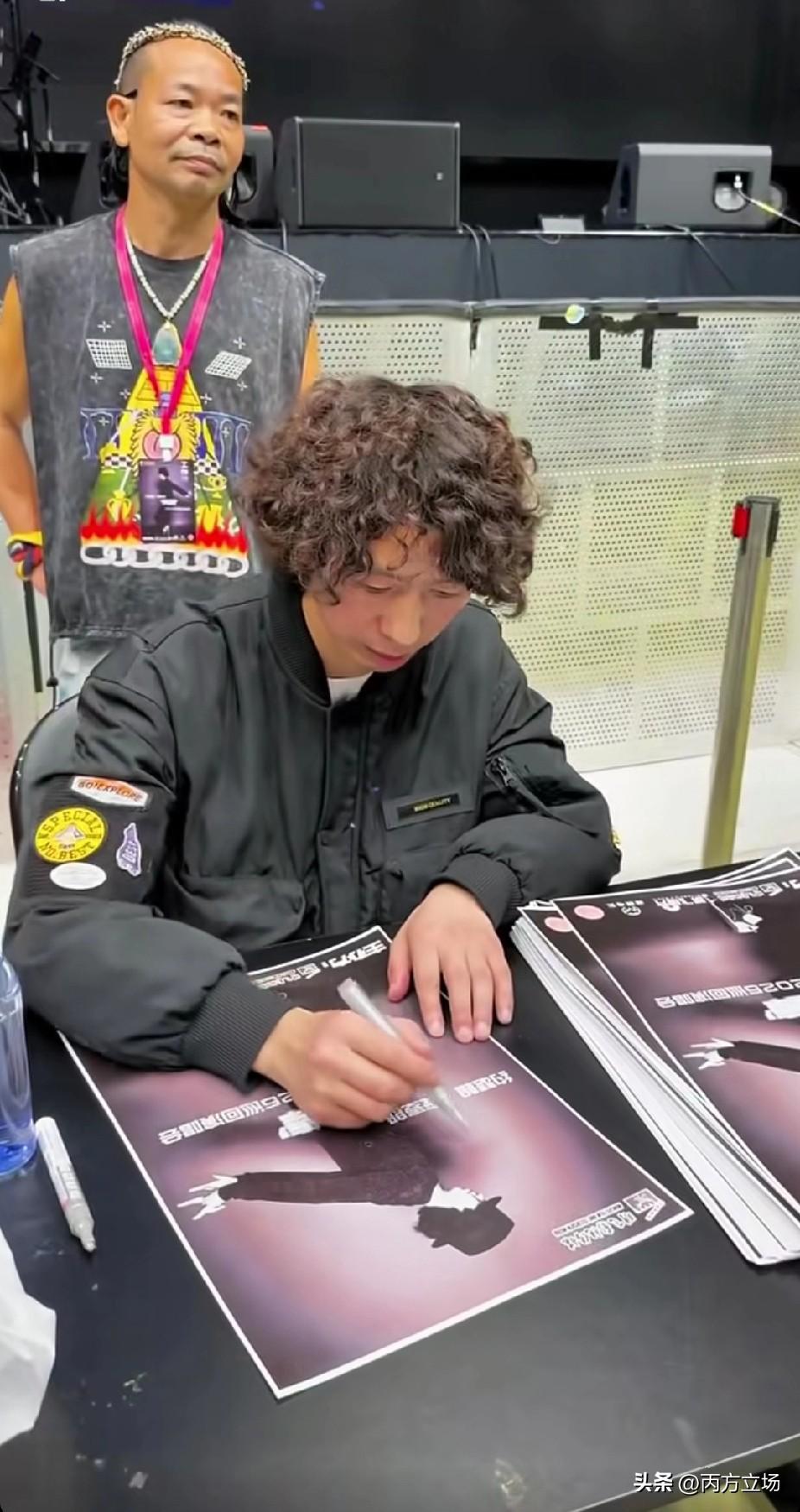 庞麦郎老师回老家汉中演出，粉丝要签名合影他也来者不拒，认认真真一个一个来，没一点