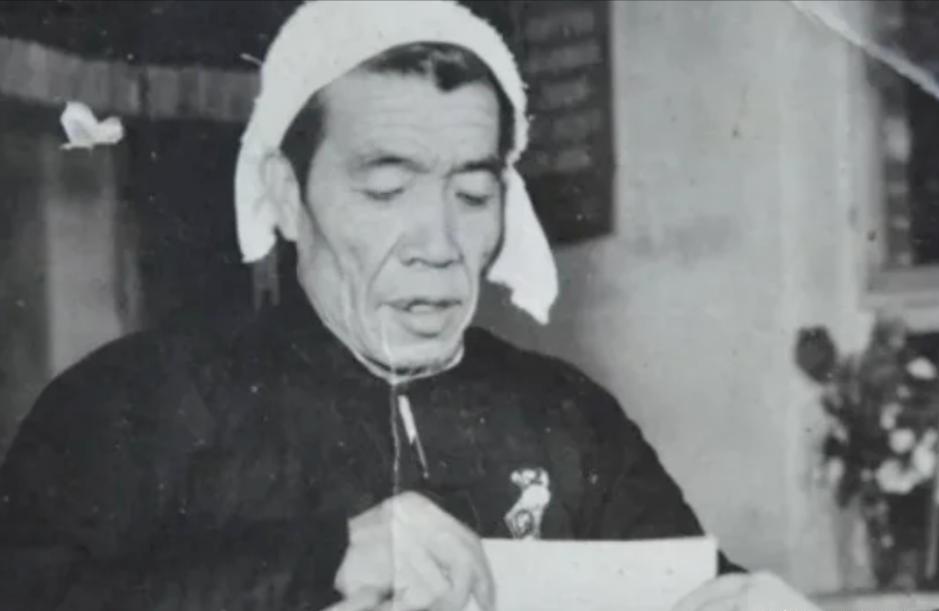 [微风]1979年，在全国政协会议上，农业部副部长杨显东，批评坐在主席台上的副总