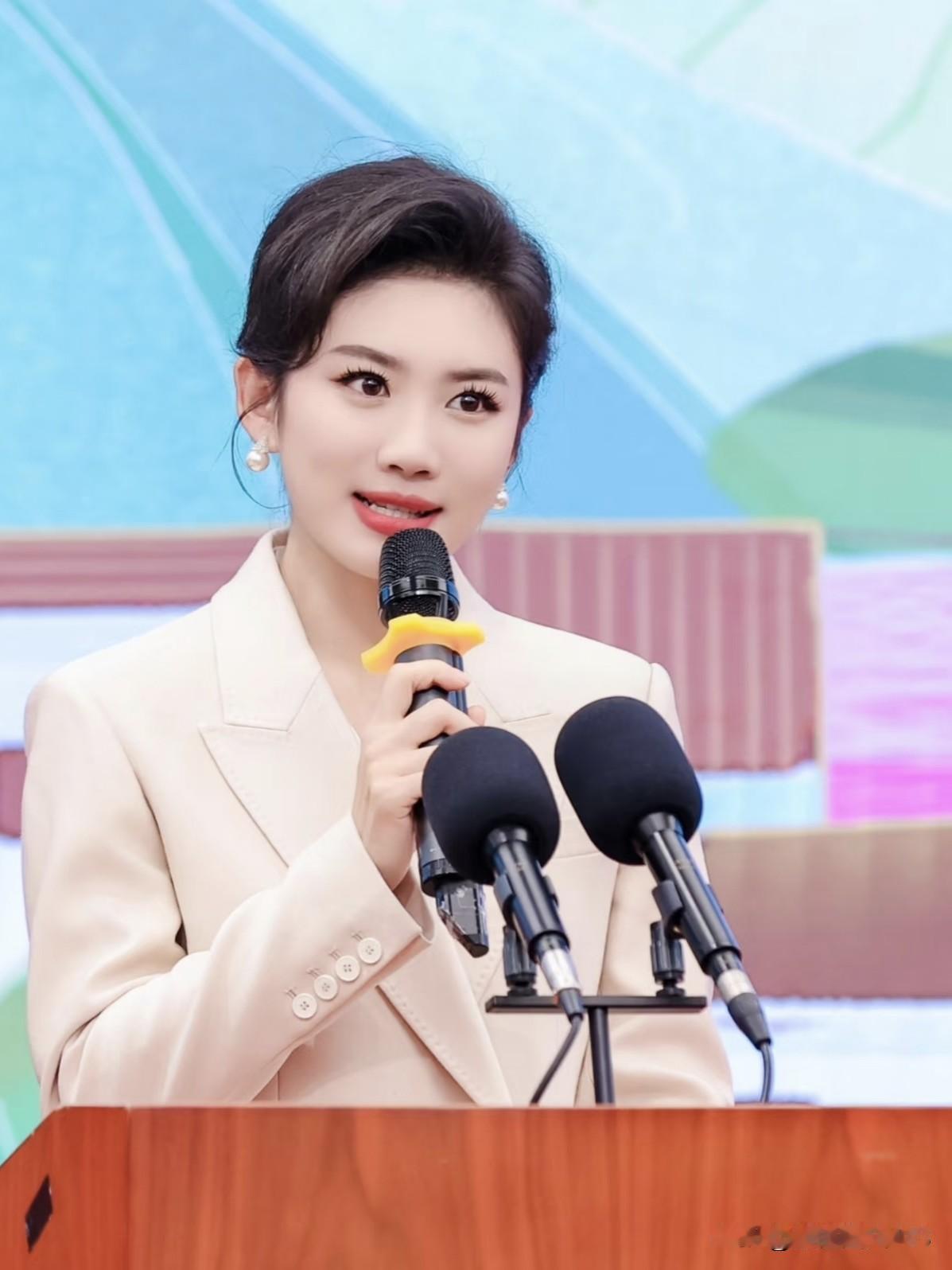 聚光灯落于嘉宝舒展的笑靥，她清朗的语调牵起节目里的各样故事，从容大气里藏着细腻共