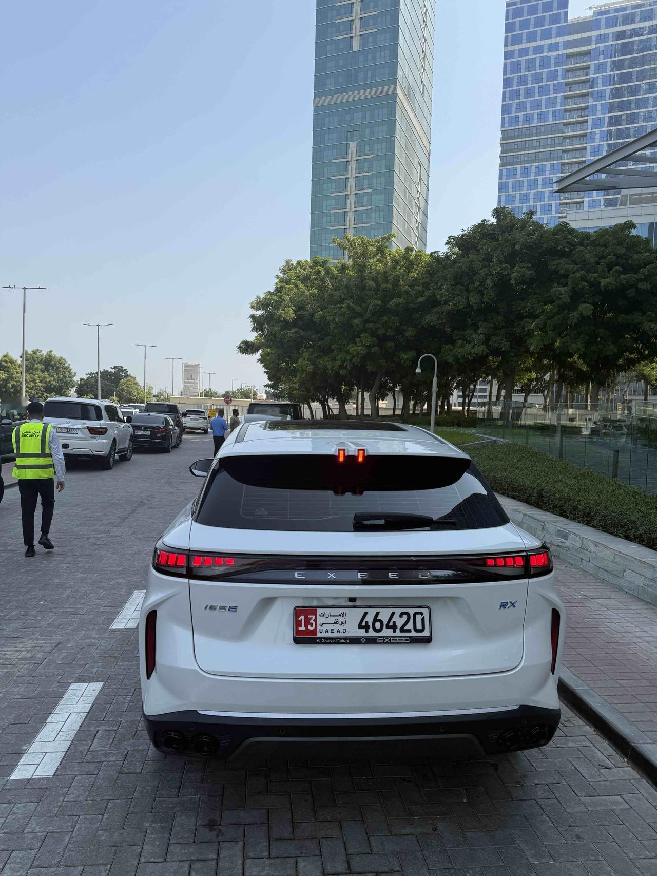 最近在迪拜和阿布扎比出差，街头大街小巷都是中国车。打的网约车也大比例是中国车，你