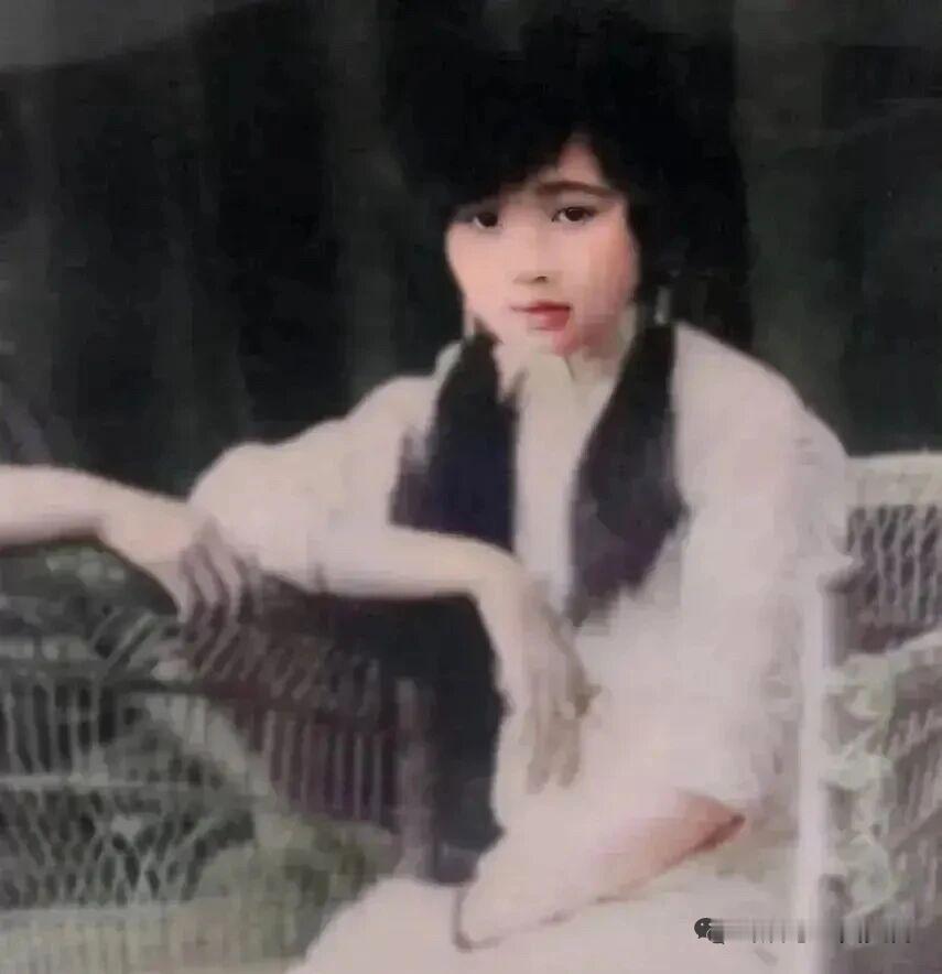 刘文彩的三姨太凌君


1932年，刘文彩三姨太凌君如留下的罕见留影，时年19岁