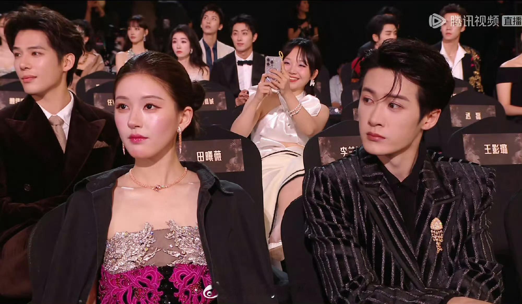 星光大赏内场赵露思中途把口红补上了，关于她的妆容争议，她应该是挺关注的…… 