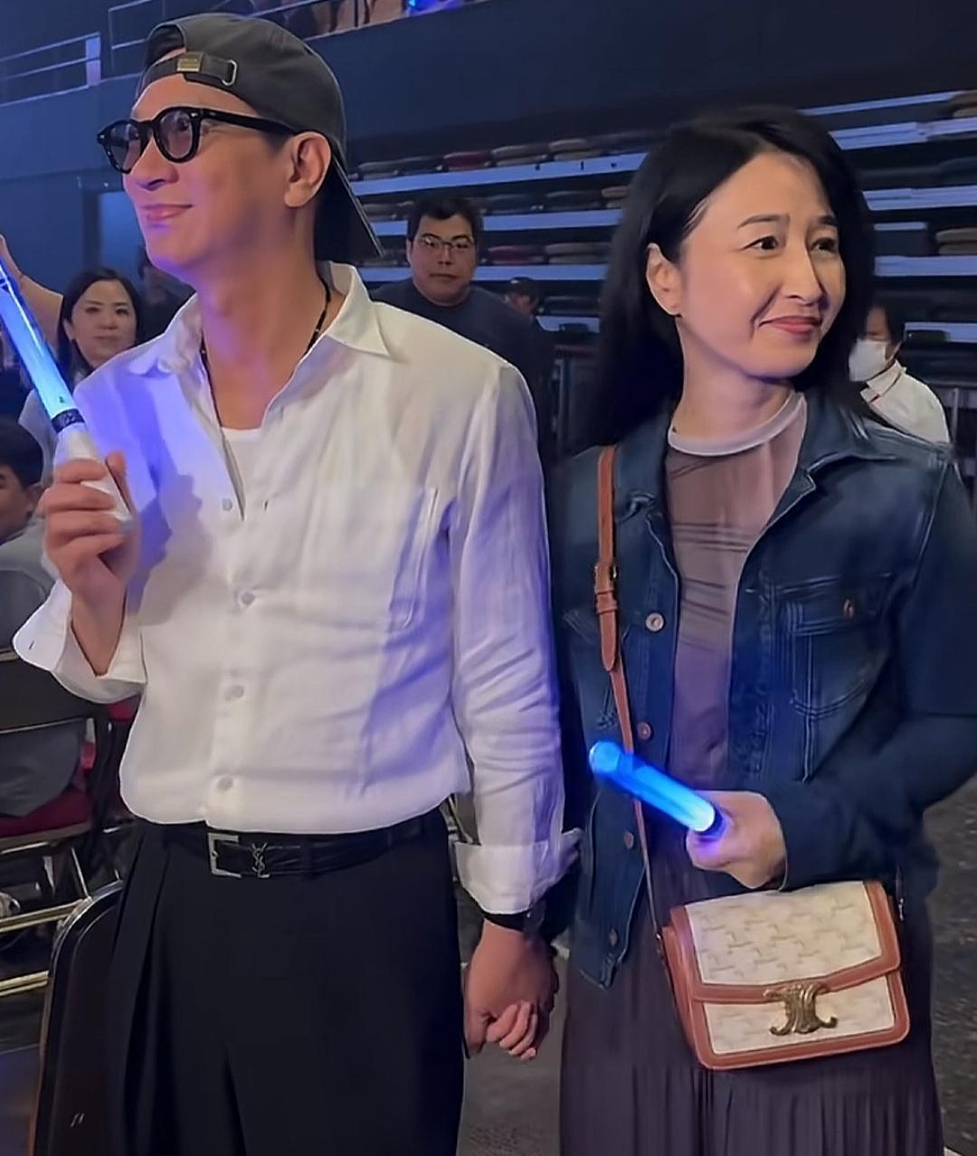 月色如水，情意绵绵。娱乐圈的模范夫妻，幸福恩爱。他老婆应该比他成名早，在最顶峰的