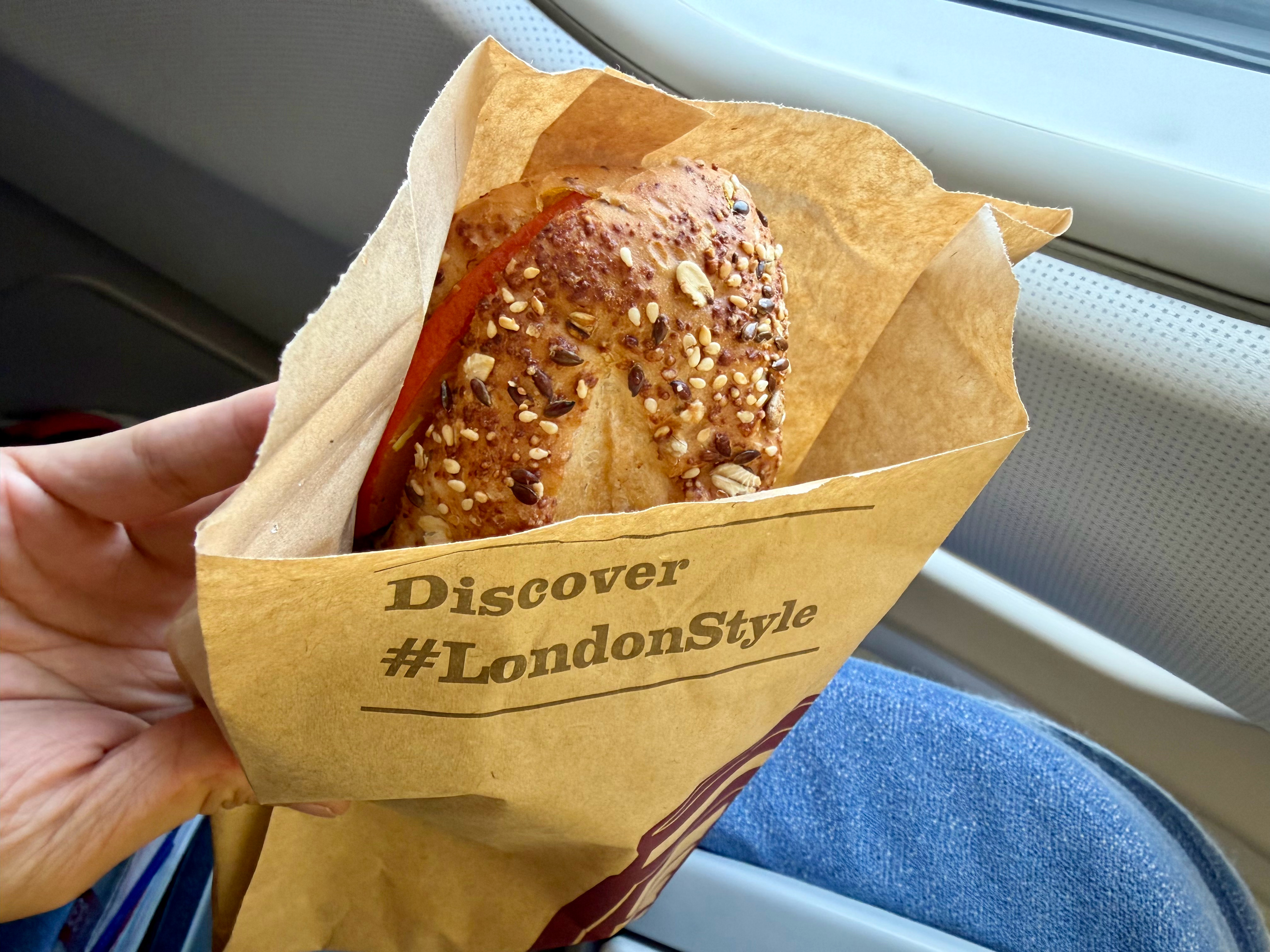 赶飞机没顾上吃饭，登机口的咖啡店碰到了  ，蹭到一口吃的