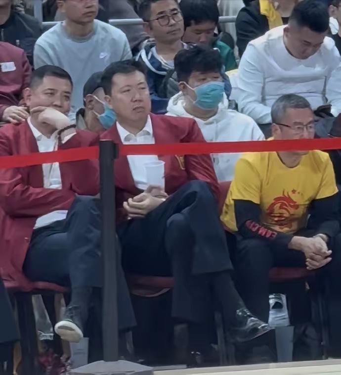 那么多大腕、名流、篮球专业人士齐聚五棵松现场观战，本希望中国队能在主场爆锤韩国队