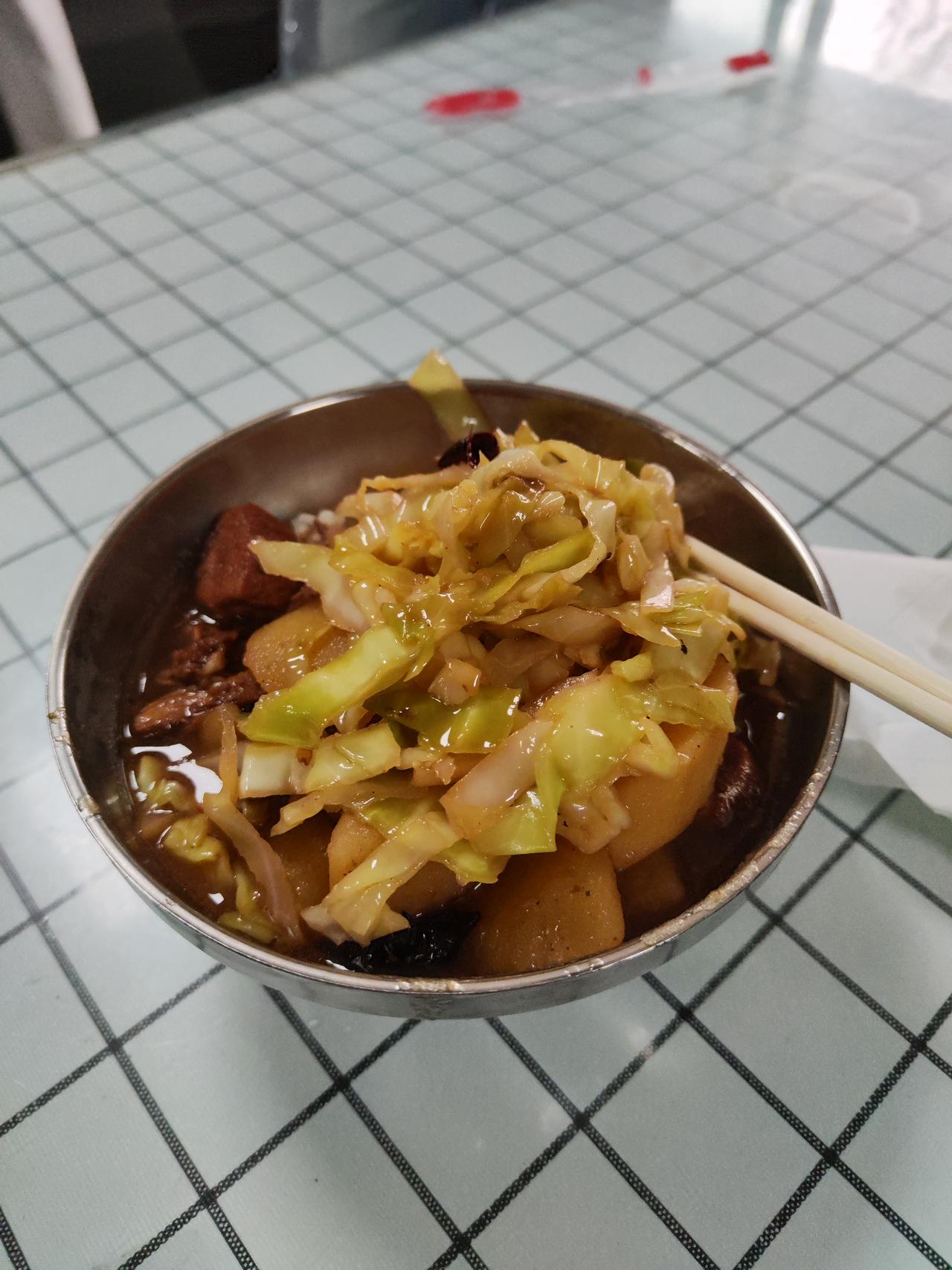 4S店的午饭，生在我泱泱华夏的幸福感又一次具象化了
有段时间没来保养车了，上午办