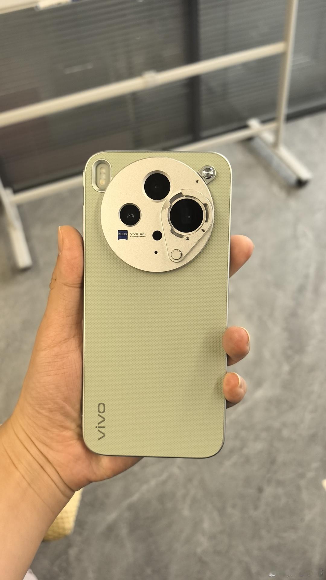 对于像我这样媒体行业，我个人感觉买的话更方便一点，正好当个备用机处理工作效果也很