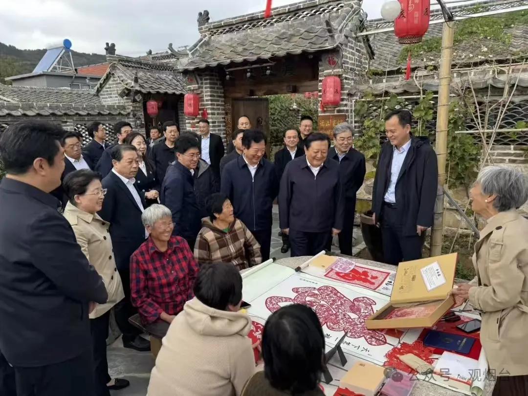 昨天，福山区张格庄镇西水夼剪纸艺人出现在高疃镇“悠然清谷”的观摩点。