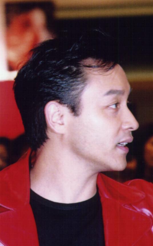 张国荣 2002年3月23日，400名张国荣的fans组团到香港，举行一场“张国