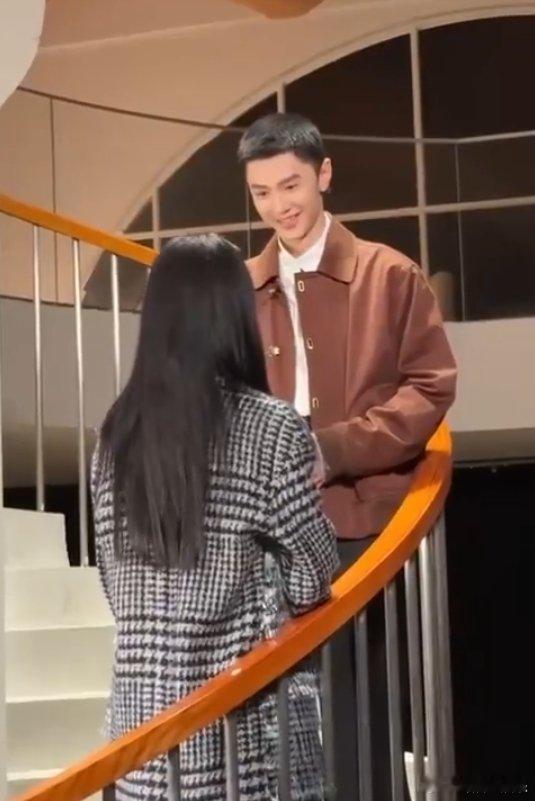 陈哲远被陈都灵盯害羞了陈哲远被陈都灵盯到害羞到耳朵红，摸耳朵的样子也太乖了，寸头