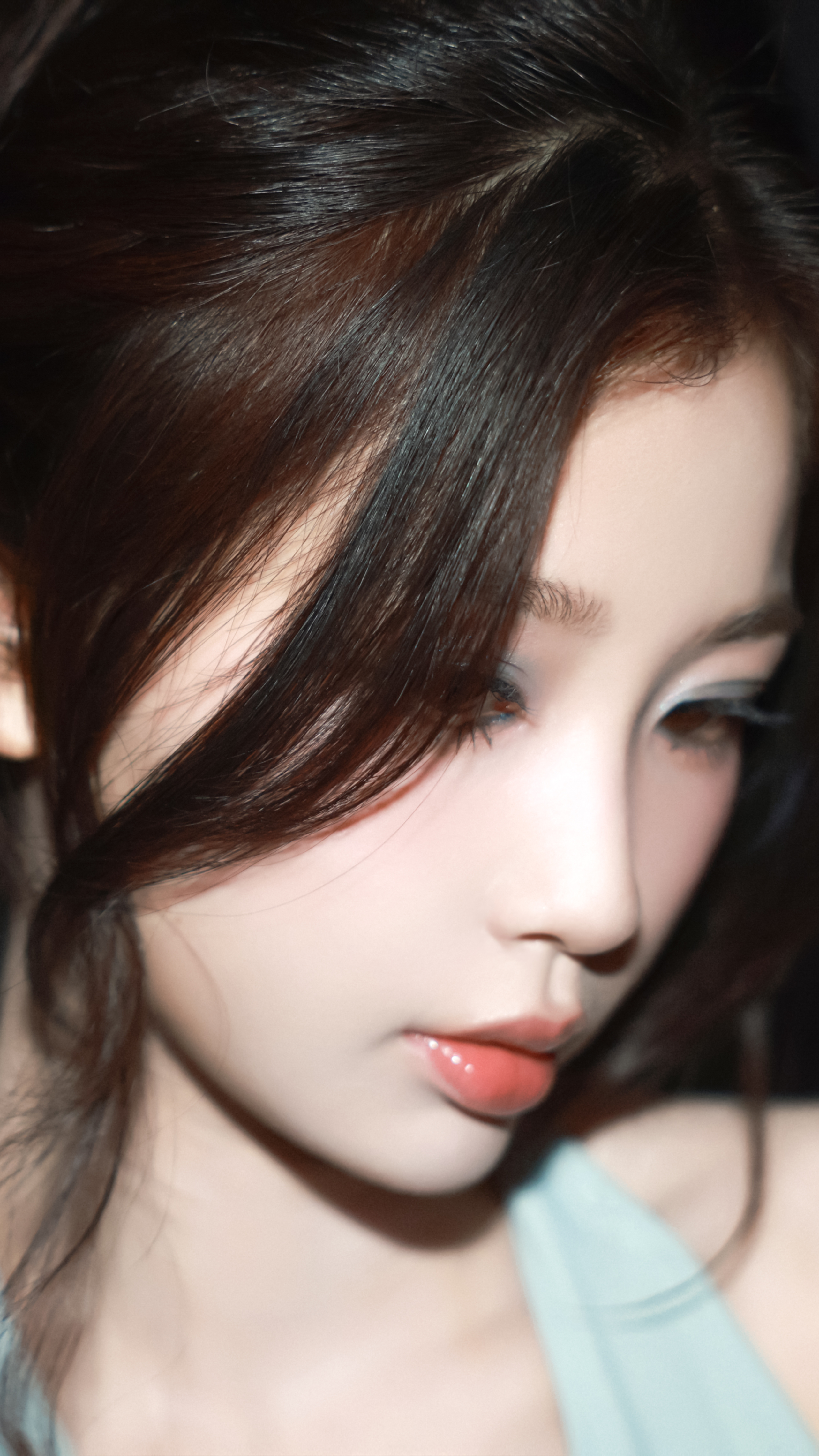 虞书欣千禧风蓝眼影look虞书欣千禧风辣妹好闪好亮，是千禧风辣妹的明艳蓝～是海里
