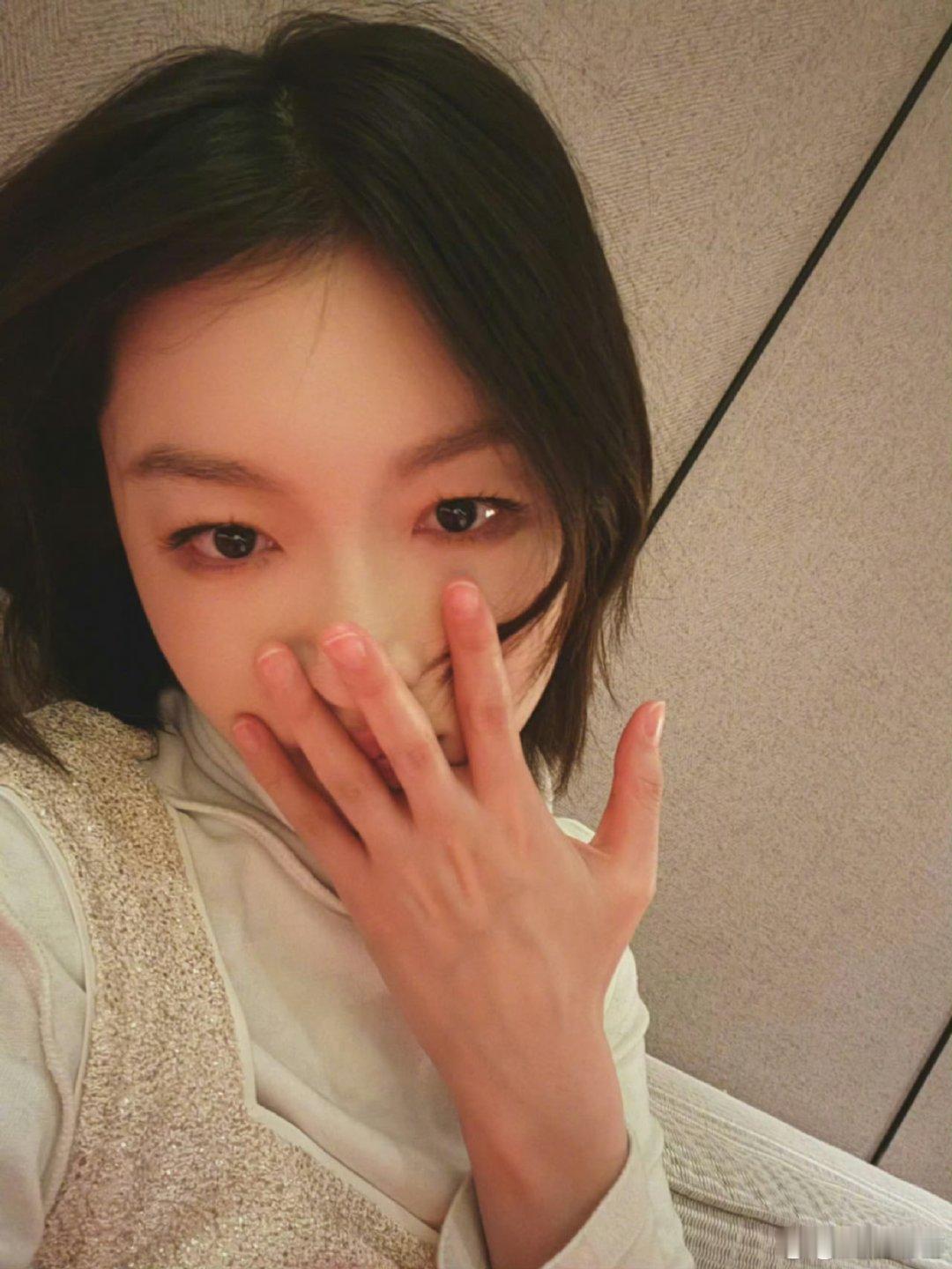 周冬雨的一组搞笑自拍周冬雨分享了一组搞笑自拍 周冬雨分享了一组搞笑自拍🤳 哈哈