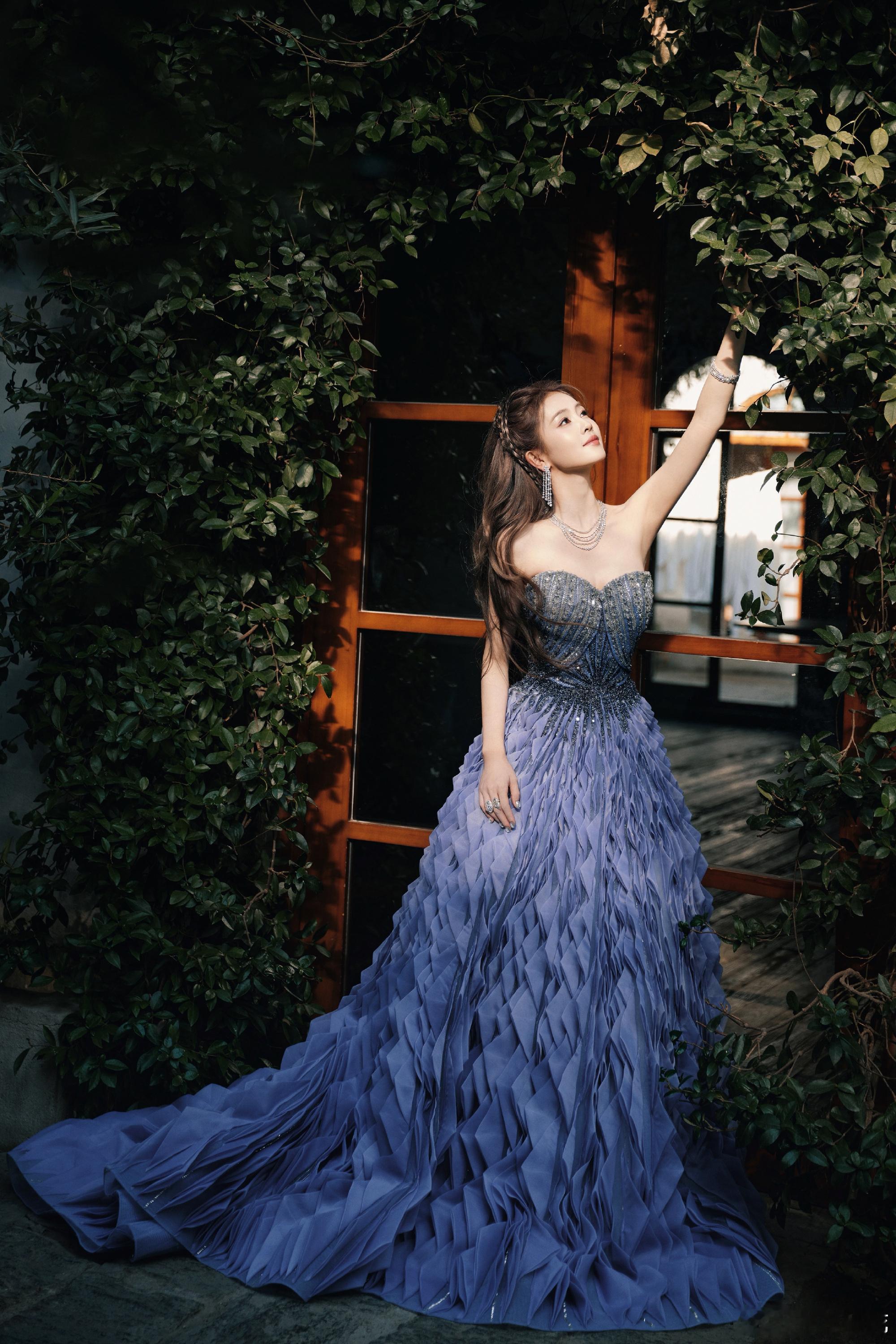 白鹿｜微博视界大会内场 白鹿今日第二套造型   ～   身穿 Tony Ward