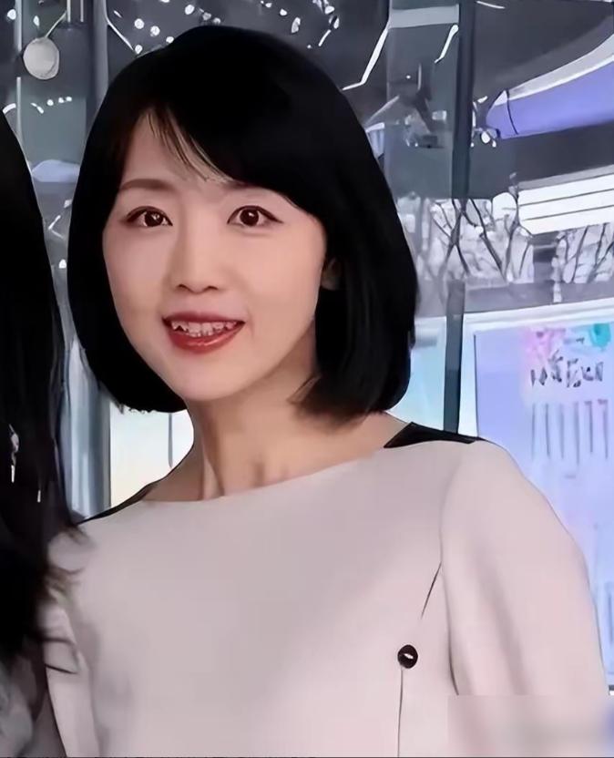 说起当年杨丹坚持丁克 15 年又反悔生子的事，网上聊到现在也没个一致的说法。有人
