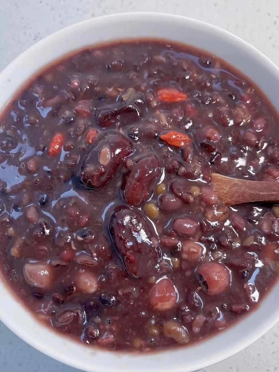 一到腊八，就感觉真的快过年了。

今天天必须得喝碗腊八粥呀。红豆、红枣、花生、莲