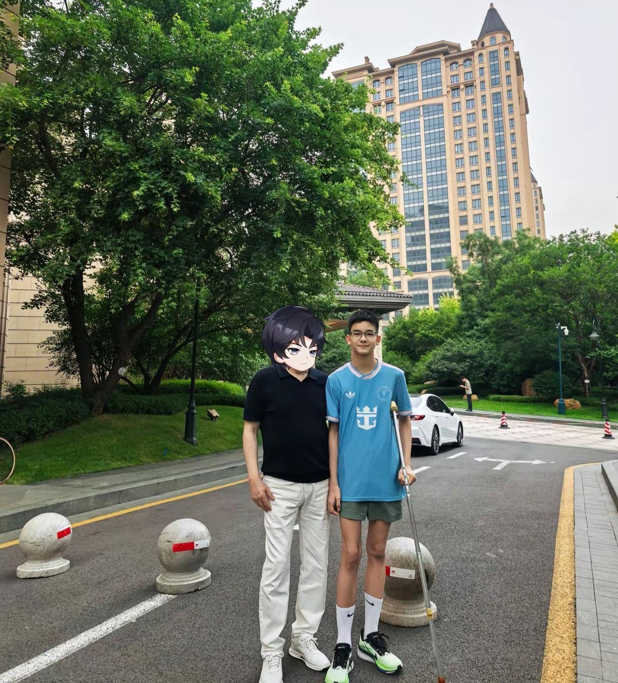 阿迪前妻王妍又发了儿子骏骏的近照，她非常骄傲地表示：骏骏已经长成1米8多的大个子