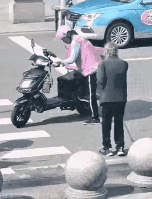 这个拄拐杖的老人，为什么这么嚣张？一名外卖小哥骑车经过，没招老人，也没有惹老人，