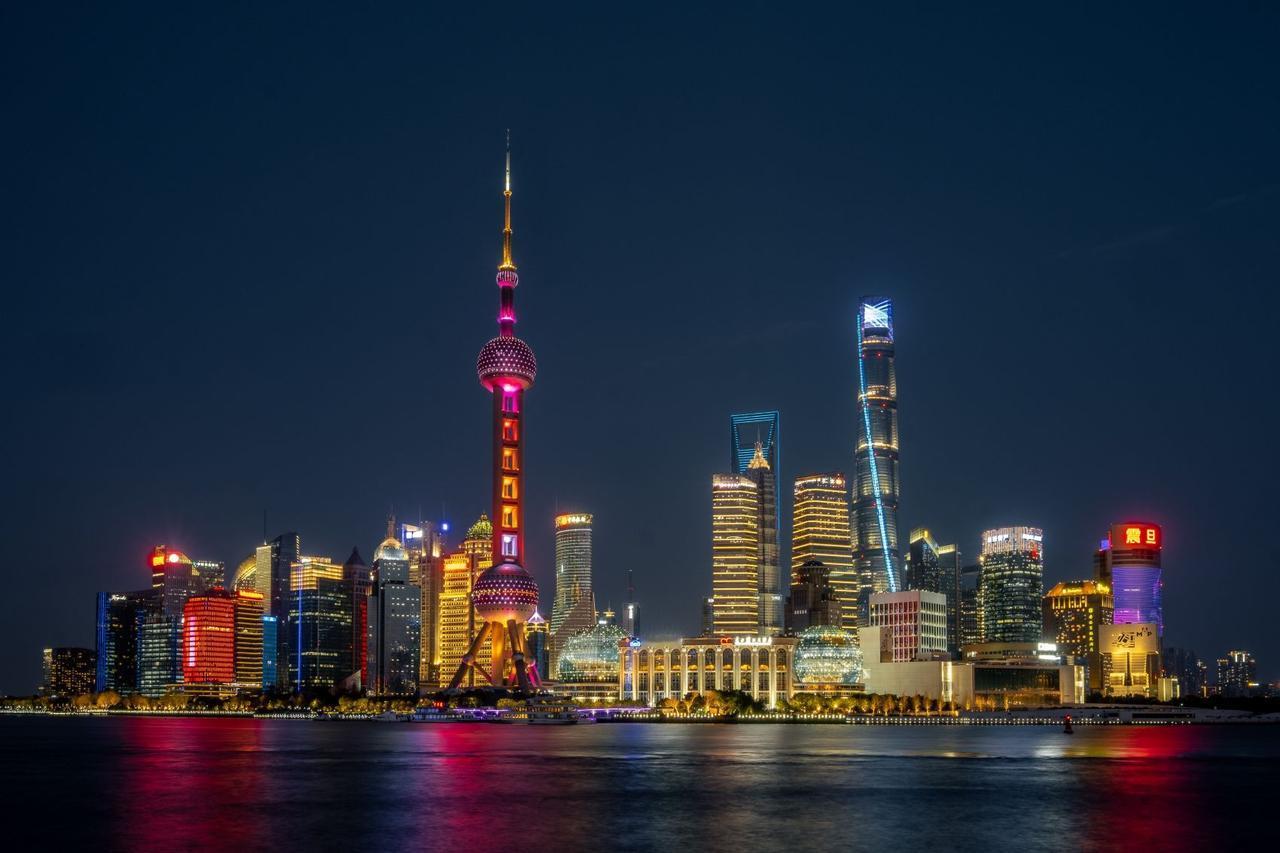 2026年上海楼市和股市都在分化期，房地产投资属性减弱，居住属性回归理性。高端内
