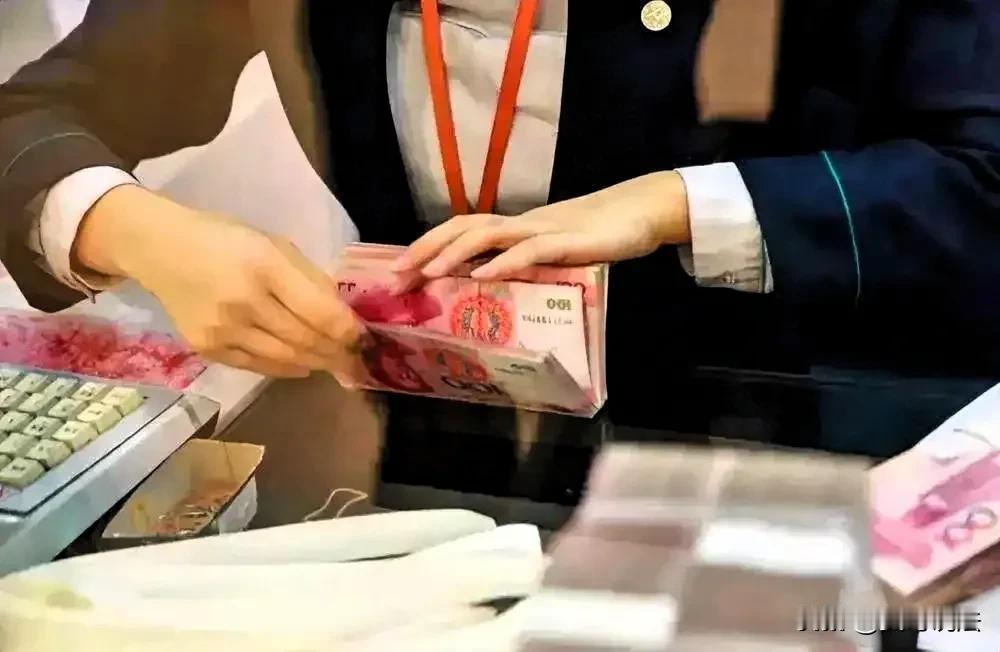 河北赤城，一男子到银行取款49900元。但由于柜员失误，将取款操作成了存款，并且