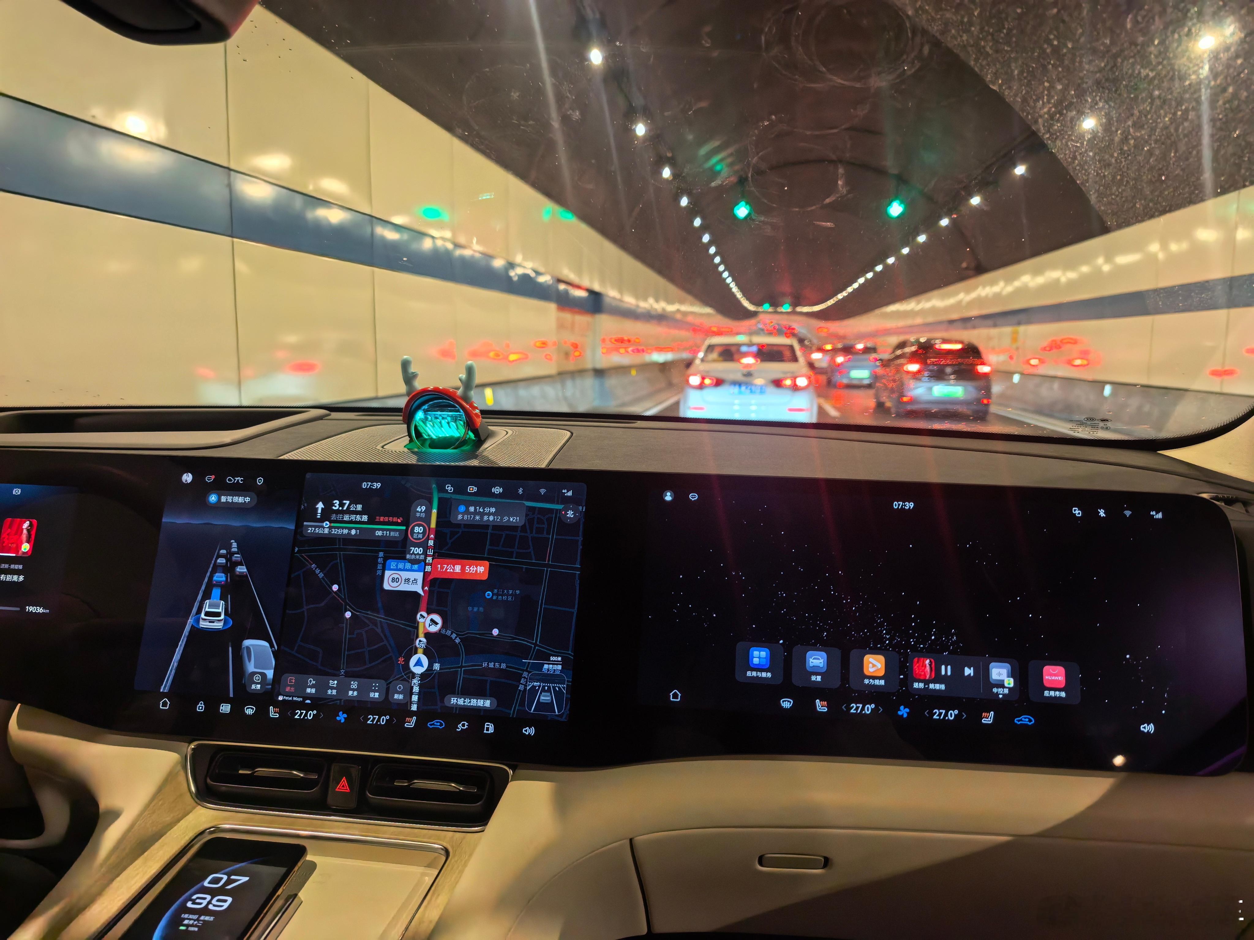 现在脖子上贴着膏药去赶飞机拍台新车，带华为乾崑的合资 SUV 现在脖子还是很痛，