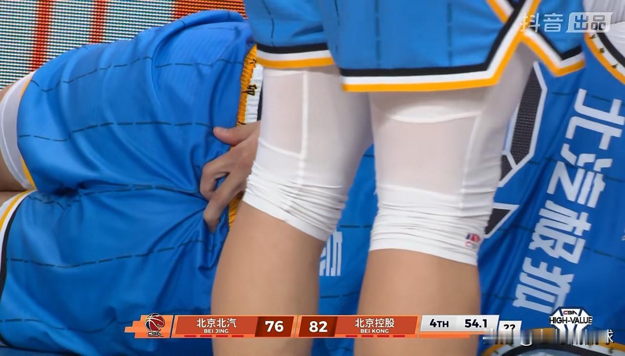 北京北汽当家控卫赵睿真是太倒霉了，他又受伤了！在今天北京北汽主场迎战北京控股的比