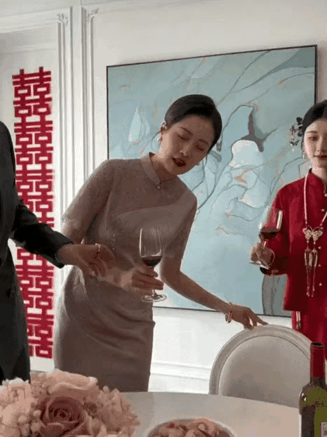 婚礼现场，婆婆的气场比儿媳还大。