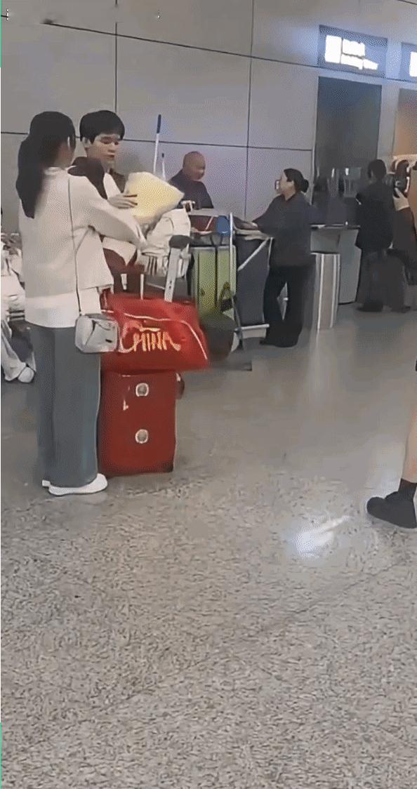 小石头行色匆匆，从太原连夜飞返成都，准备参加伦敦世乒赛封闭训练，4月18日是林诗