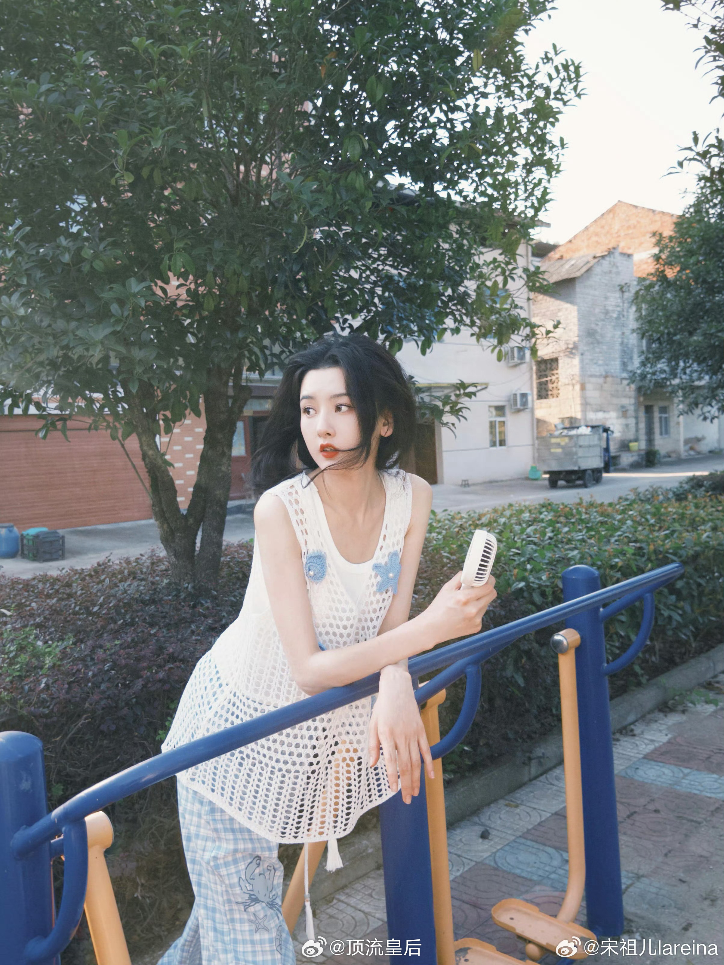 把充满烟火气的日常照拍成了大片，宋祖儿你好漂亮。[送花花] ​​​