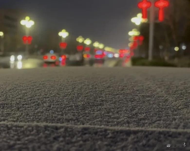 昨晚的雪可真够意思，悄没声儿下了一整夜。
 
今早一推开门，好家伙！外头彻底变了