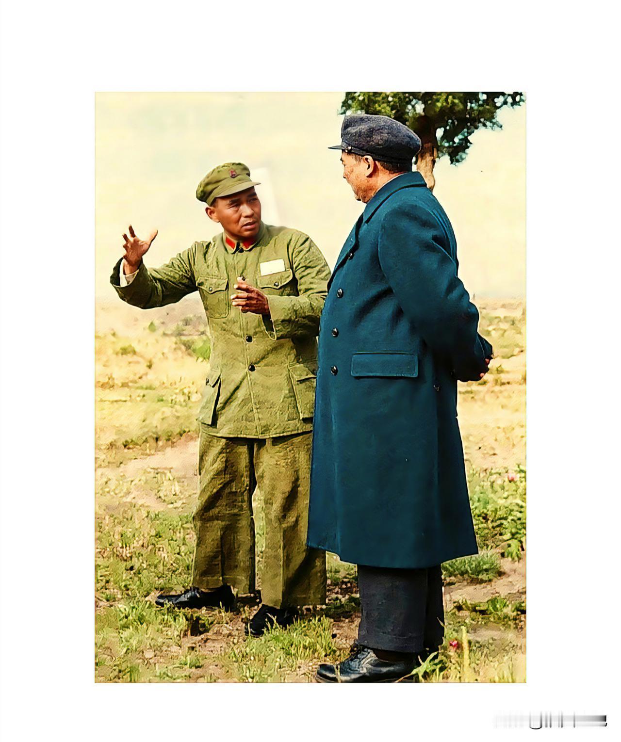 军迷社区——济南英雄山
照片拍摄于1952年10月27日，左侧是时任山东军区司令