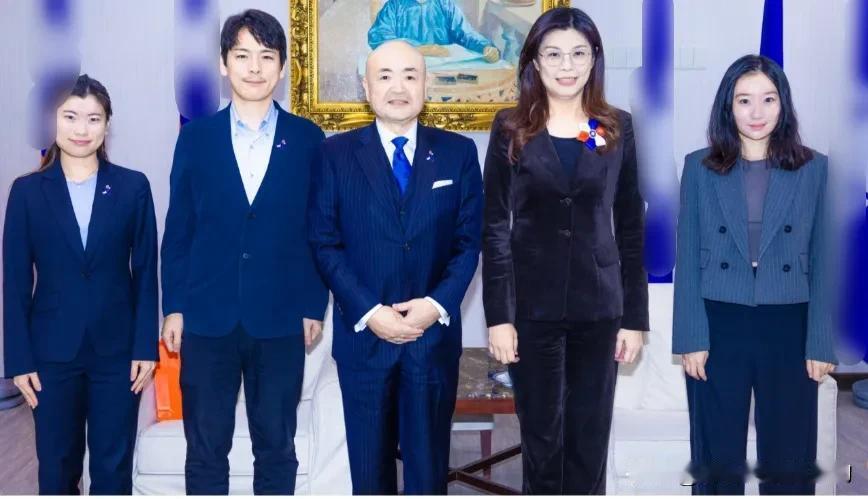 郑丽文会见日本代表，日本代表邀请她以党主席的身份访问日本。

这让我想起她选举时