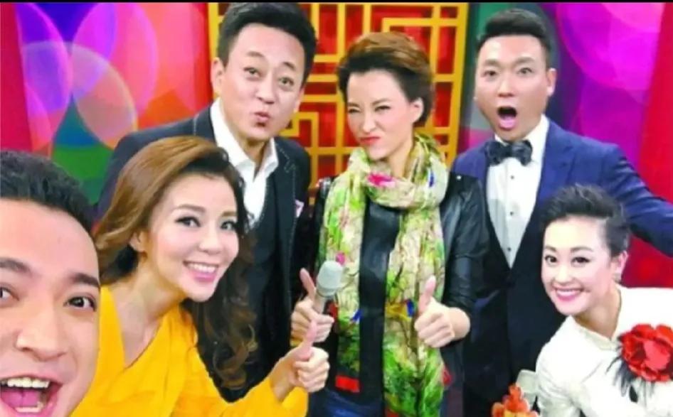 哈哈哈，真逗，一看康辉就不会卖萌，人家嘟嘟嘴，他变成O型嘴。董卿萌得最可爱。怎么