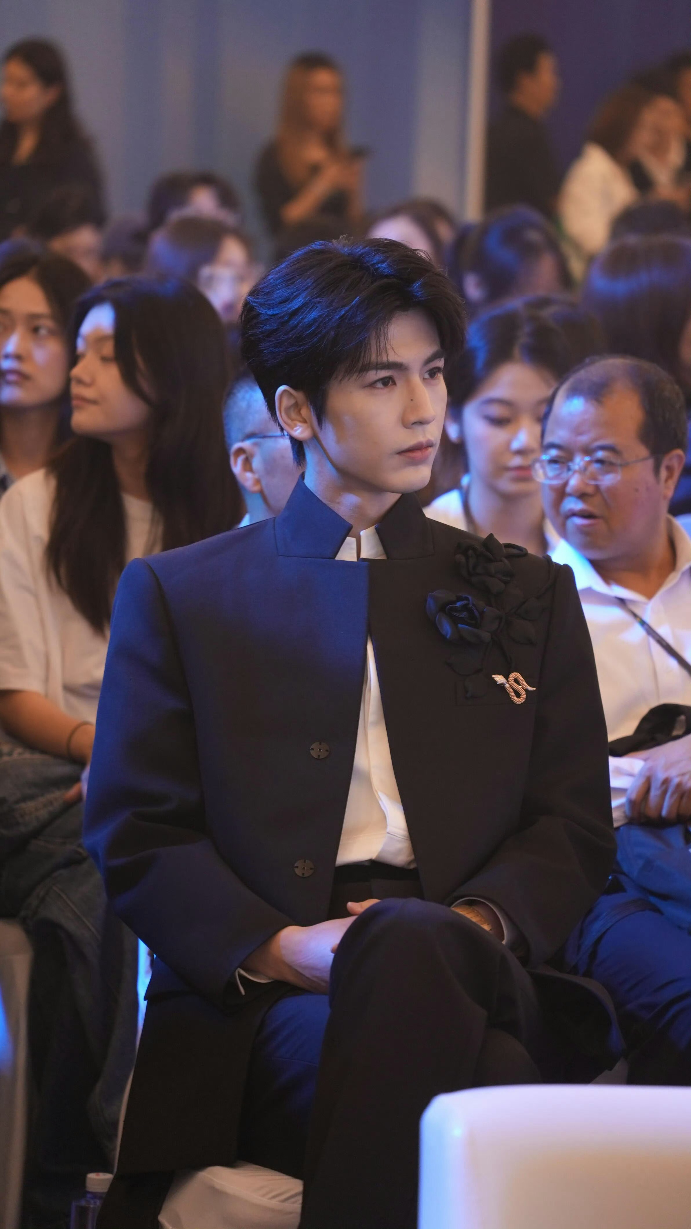 张凌赫白玉兰青年推广大使如果你知道我担是张凌赫那么你也会觉得我很幸福