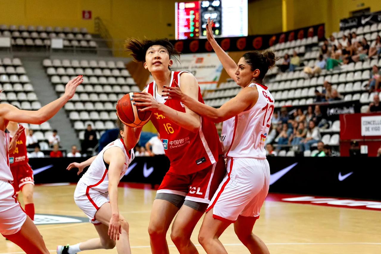 中国女篮热身赛以46-70大败于西班牙24分，韩旭空砍16分6板，这场比赛不得不