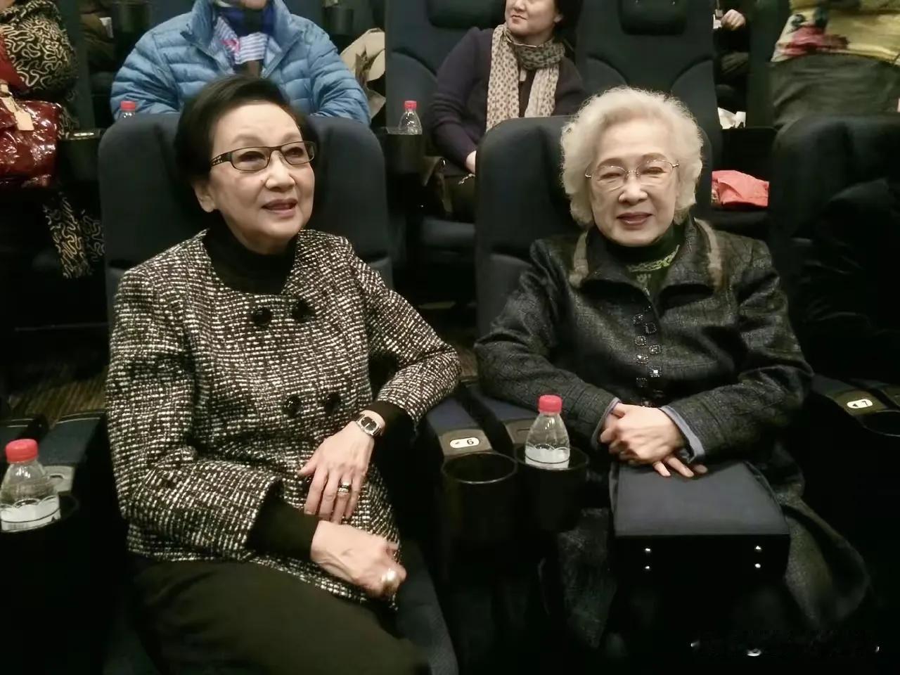 图1是2014年，​82岁的夏梦、92岁的秦怡同框照片。两位资深女演员。一位是香