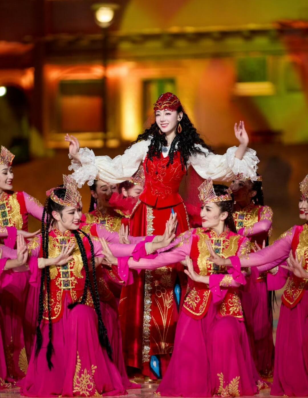 热巴给开推团准备了新疆特产迪丽热巴你真的是我见过的最好的小女孩，她稳稳的爱着每一