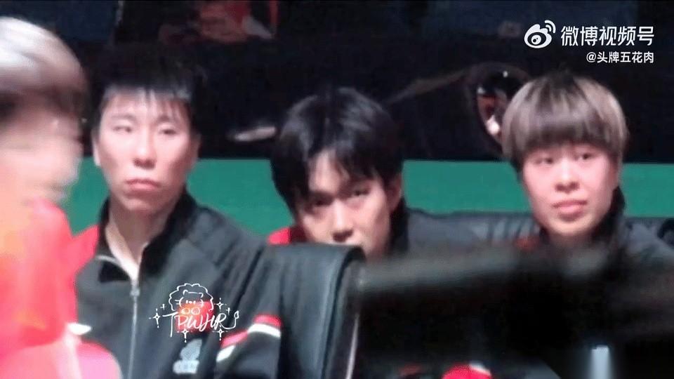 我真的要被王楚钦笑死。
镜头突然切到他，那眼睛瞪得溜圆，嘴巴张得能塞下一个鸡蛋。