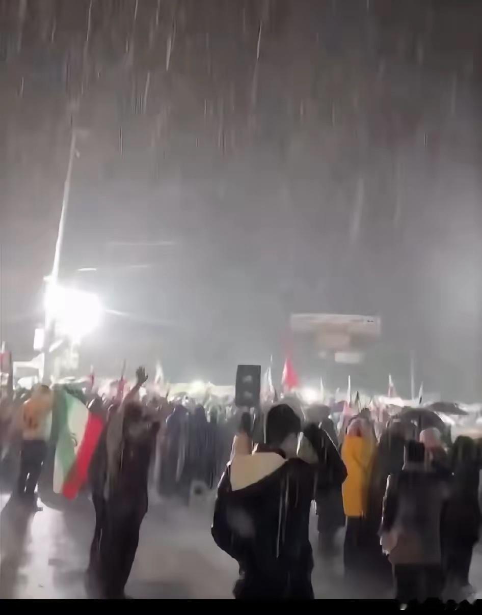 随着伊朗近期连续大雨滂沱，几十年来从未下过如此大的雨，内贾德2012年提出的“偷