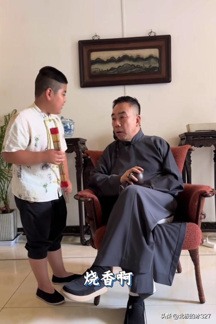 杨议和小徒弟接着编排郭德纲。
这次是编排、嘲笑郭德纲唱戏前烧香，他让徒弟扮演郭德