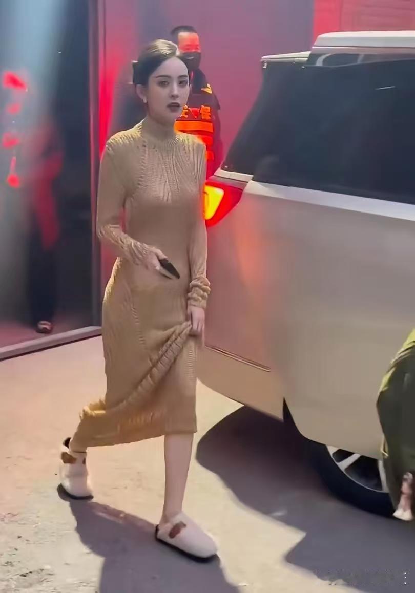 这件毛衣裙啥意思？前面基础，后面就不基础？ 