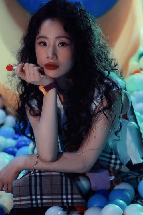 面对穿搭争议，李梦8G冲浪正面回应“我的衣服不丑，只是美得很小众”。她的造型常跳