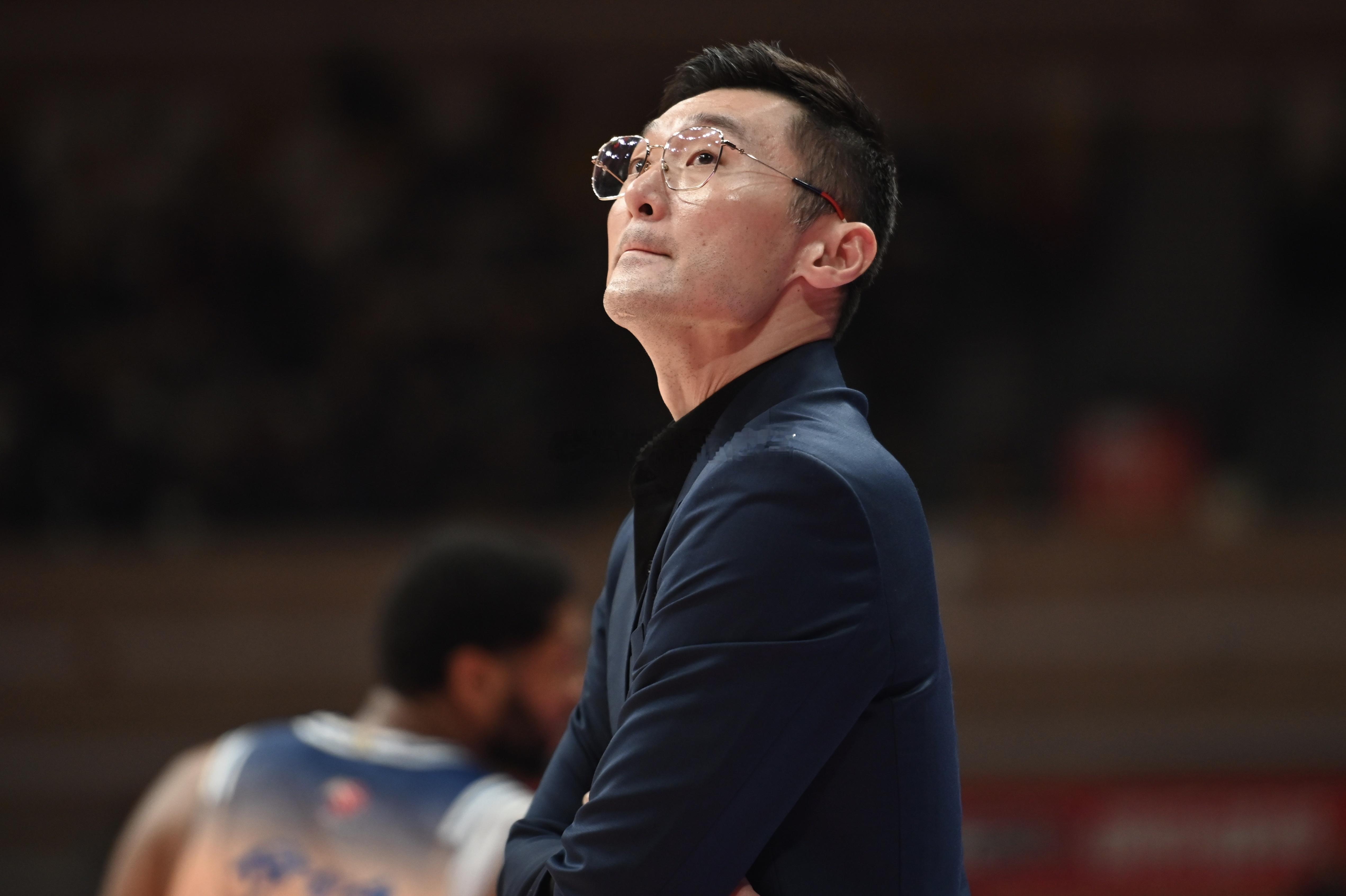 刘炜卸任新疆男篮主教练职务 根据媒体人消息，刘炜已正式卸任新疆男篮主教练职务，本