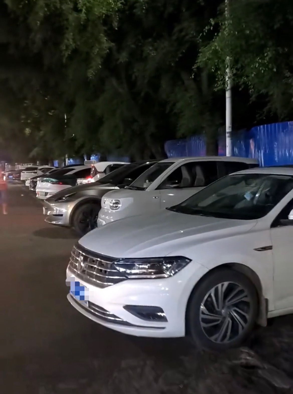 8月5日，网友反映：玉林白石桥路路口汽车乱停放被处理了。希望有关部门能加强管理，