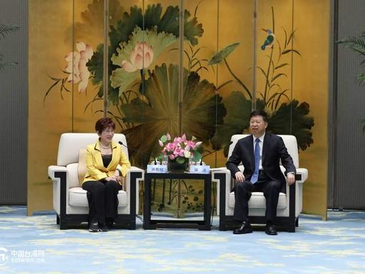 果然还得是洪秀柱，敞亮！
7月17日杭州，第九届海峡两岸青年发展论坛举办当天，国