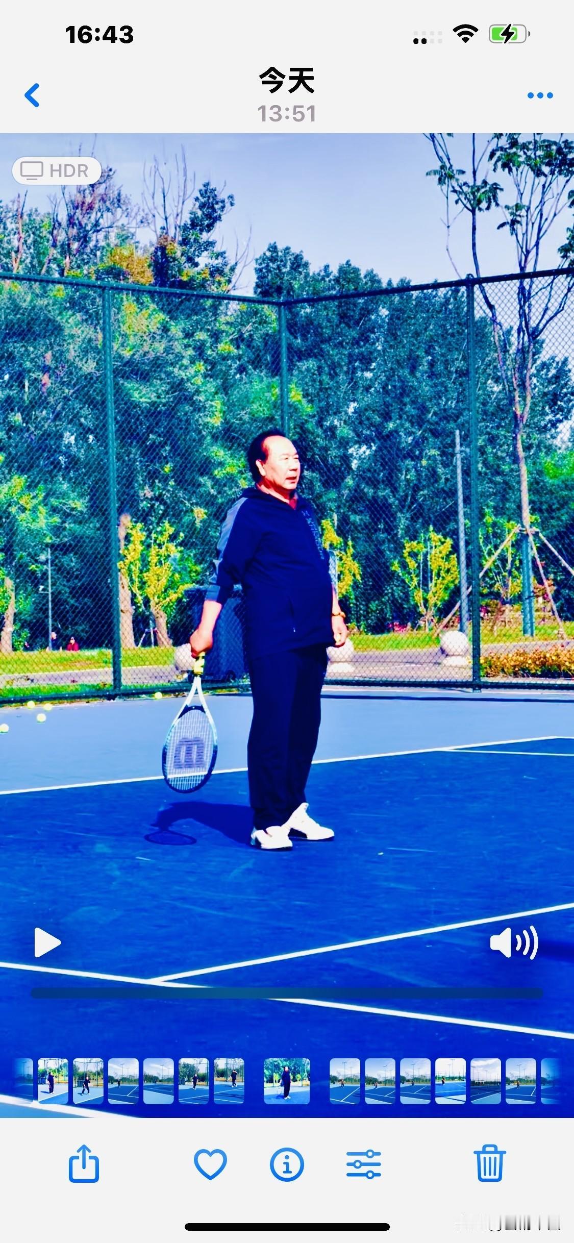 挥拍之间收放自如，人生亦如球场，进退皆有章法。🤣🤣🤣🌹🌹🌹