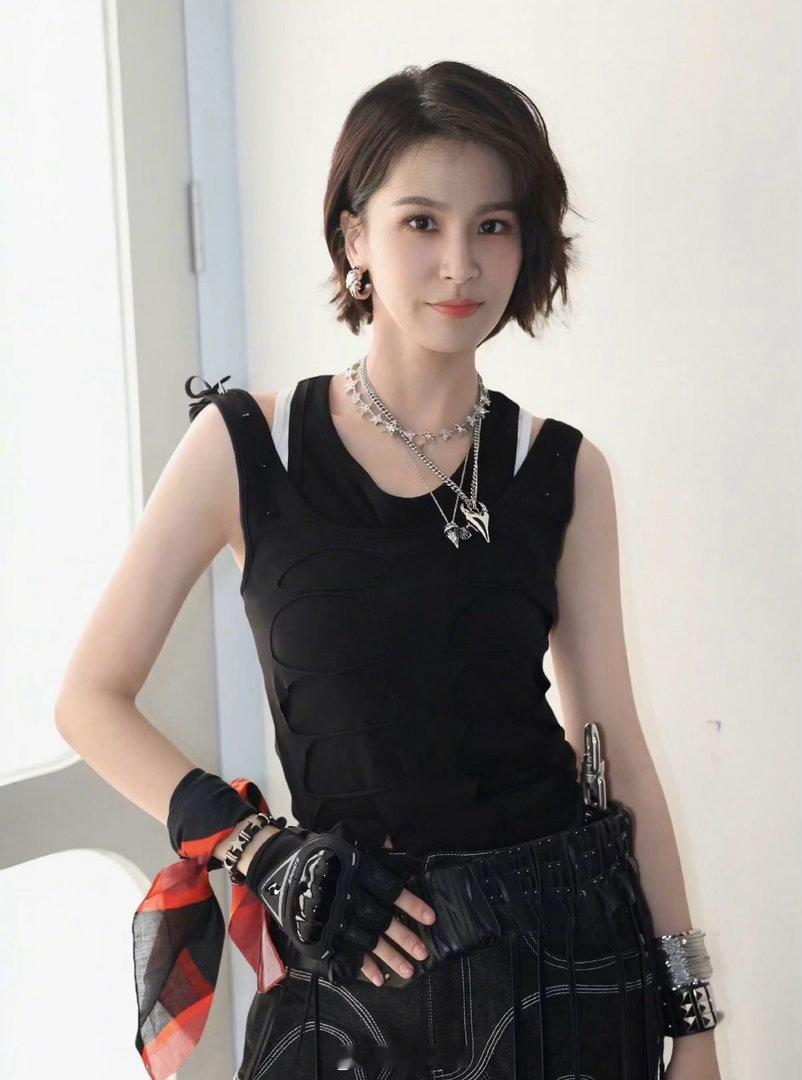 曾沛慈你是不是只想握李斯丹妮的手看曾沛慈见到李斯丹妮，瞬间成了小迷妹，满眼喜欢藏