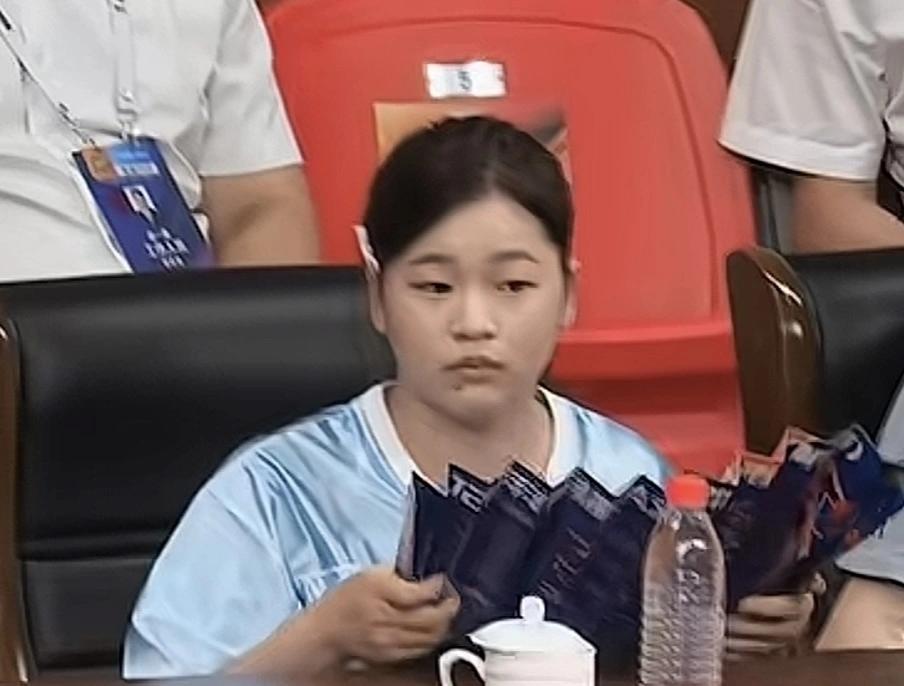 谁说跳水冠军就只能站在十米台上？19岁的全红婵偏不！

8月4日晚，她空降浙BA